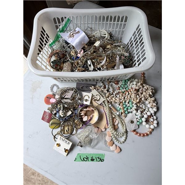 COSTUME JEWELRY MIXED ASSORTED NECKLACES BRACELETS EARRINGS LOT