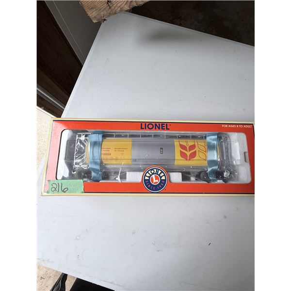 LIONEL MODEL TRAIN CAR PLASTIC FREIGHT CAR  BRAND NEW