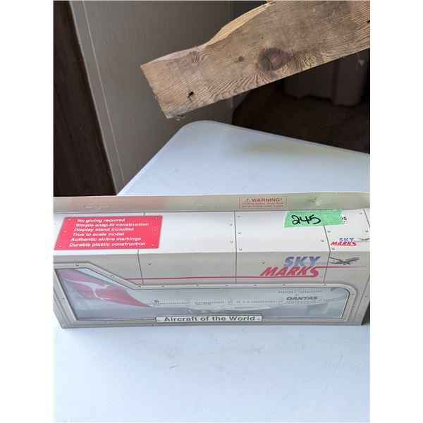 MODEL AIRPLANE SKY MARKS DURABLE PLASTIC QANTAS AIRCRAFT OF THE WORLD BOXED