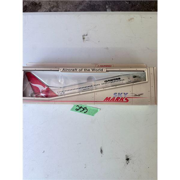 QANTAS BOEING MODEL AIRPLANE SKY MARKS DIECAST