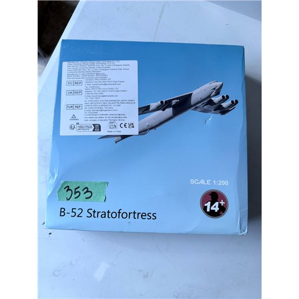 B-52 STRATOFORTRESS MODEL AIRCRAFT 1:200 DIECAST  BRAND NEW