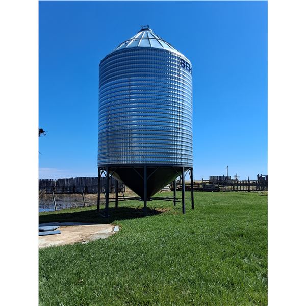 3500 Behlen Bushel Metal Hopper Grain Bin