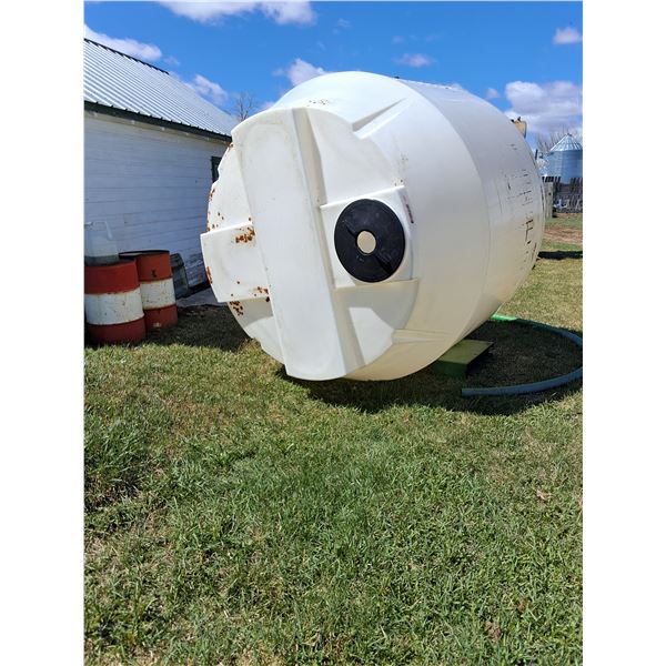1300 Poly Water Tank with Valve & Hose