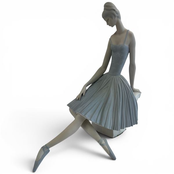 1969-1993 Retired Lladro Porcelain "Waiting Backstage" #4559  (8" x 13" x 14" tall)