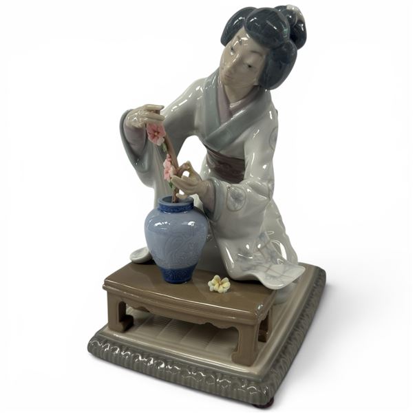 Retired Lladro Porcelain "Japanese Geisha Arranging Flowers" #4840 (6" x 5" x 8" tall)