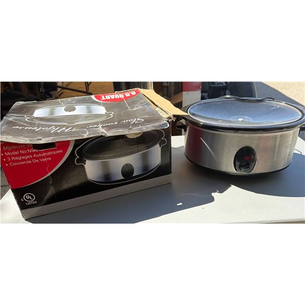 Brand New 6.5 Quart Slow Cooker with Glass Lid