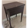 Image 5 : Singer Model 621B Sewing Machine with Integrated Wood Cabinet
