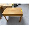 Image 2 : Mid-Century Modern Light Honey Oak Accent Table