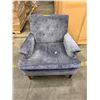 Image 2 : Mid-Century Modern Blue/Grey Velvet Tufted Armchair