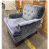 Image 3 : Mid-Century Modern Blue/Grey Velvet Tufted Armchair