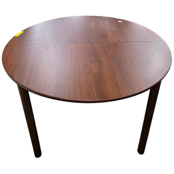 Round Extendable Dining Table (Approx. 48 DIA x 30in H)