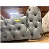 Image 4 : New - Luxurious Grey Velvet Tufted Barrel Chair, W45"
