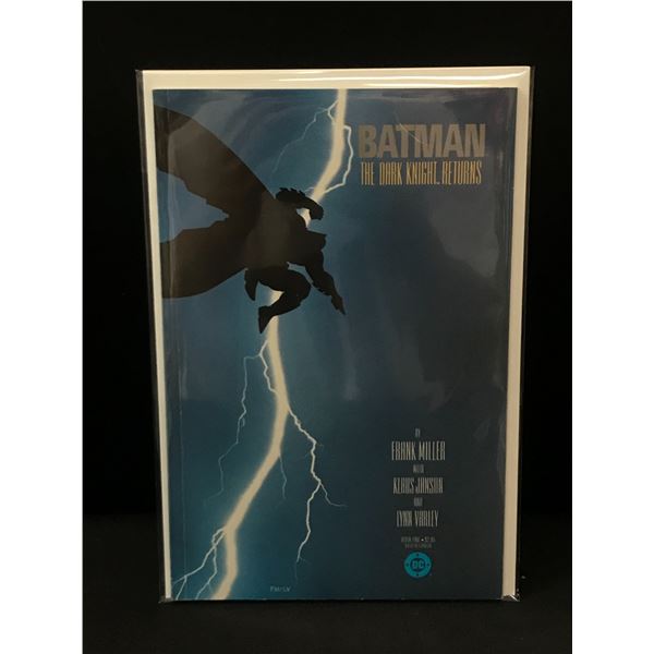 BATMAN THE DARK KNIGHT RETURNS GRAPHIC NOVEL - DC