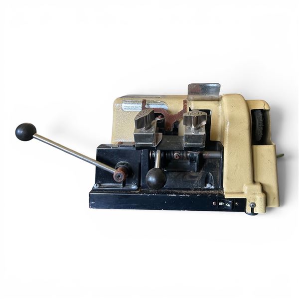 Ilco 024 semi- Automatic key duplicator machine