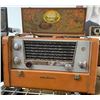 Image 2 : RCA Victor Strato-World 7-BX Portable Suitcase Tube Radio