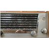 Image 4 : RCA Victor Strato-World 7-BX Portable Suitcase Tube Radio