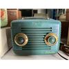 Image 2 : Silvertone Vintage Teal Bakelite AM Table Radio