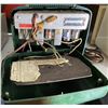 Image 4 : Silvertone Vintage Teal Bakelite AM Table Radio