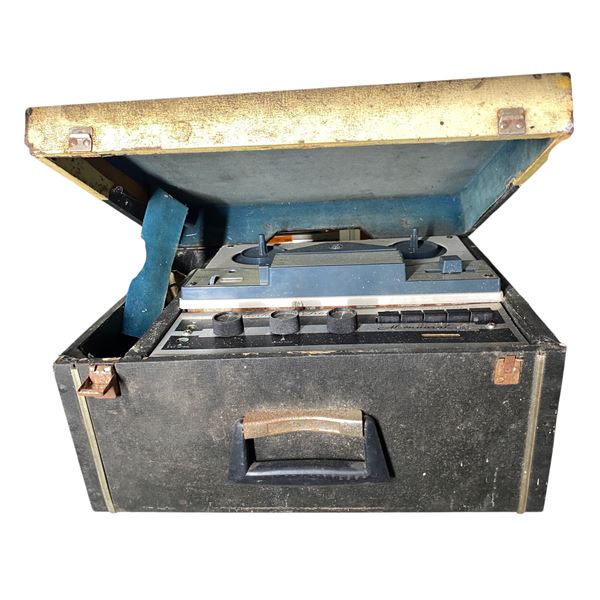 Silvertone 4-Track Monaural Vintage Reel-to-Reel Tape Recorder in Carry Case