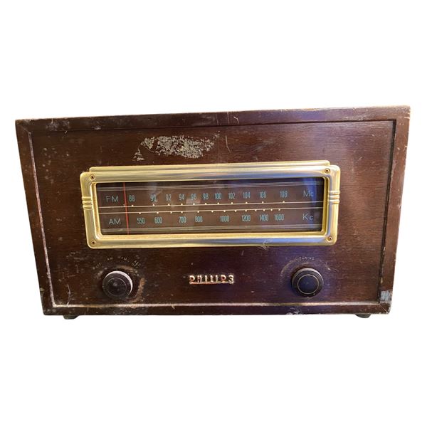Philips Wooden Cabinet AM/FM Table Radio