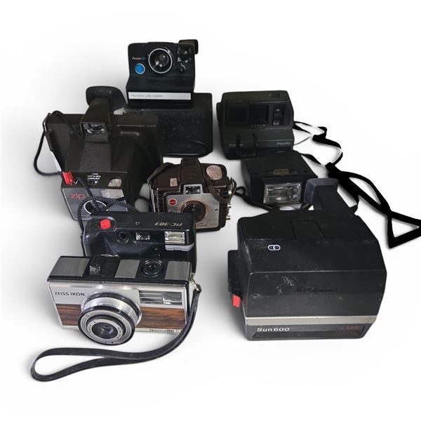 Vintage Cameras Group (Polaroid Land, Zeiss Ikon Ikomatic CF & Others)