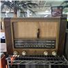 Image 4 : Electrohome Tube Radio / Hallicrafters Sky-Buddy Shortwave Receiver / Sharp MD/CD Mini System (3-pie