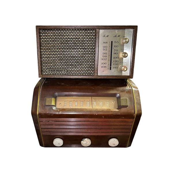 Group of 2 Vintage Radio Includes RCA Victor RF3