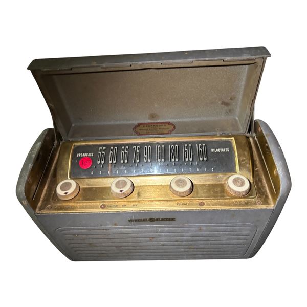 1940s General Electric Clarkson Portable Radio