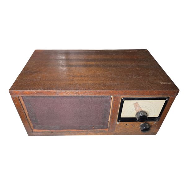 Vintage Radio in Wood Cabinet