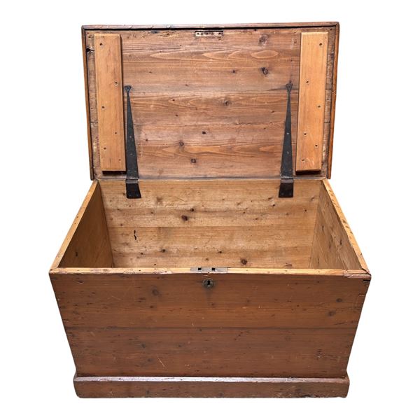 Antique Pine Blanket Chest with Keyhole, (36.5x22.5x23)