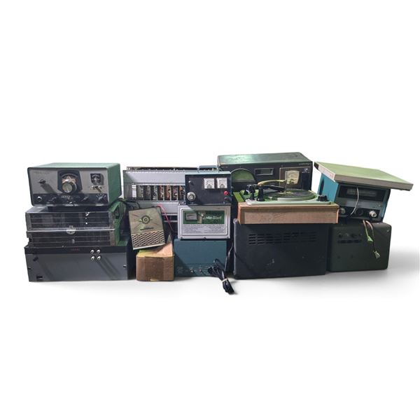 Table Top Heathkit Single Bander SSB Transceiver, Hallicrafters S-40A Receiver, Schauer Auto-Start B