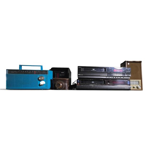 Mixed Vintage Electronics Lot: Radios & A/V Components