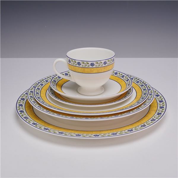 6 Piece Set of Wedgwood Bone China Plates and Teacup, Mistral