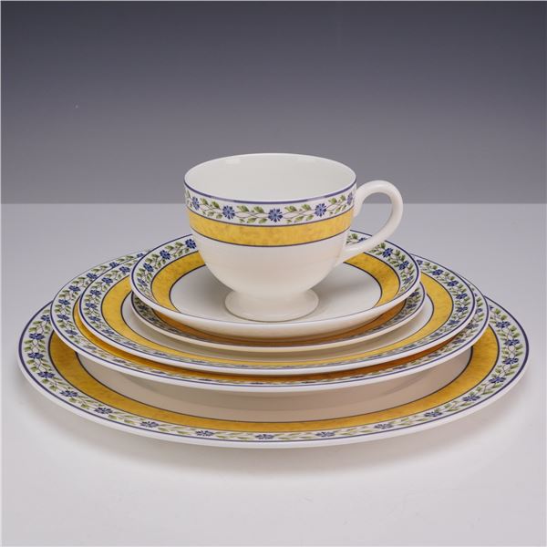 6 Piece Set of Wedgwood Bone China Plates and Teacup, Mistral