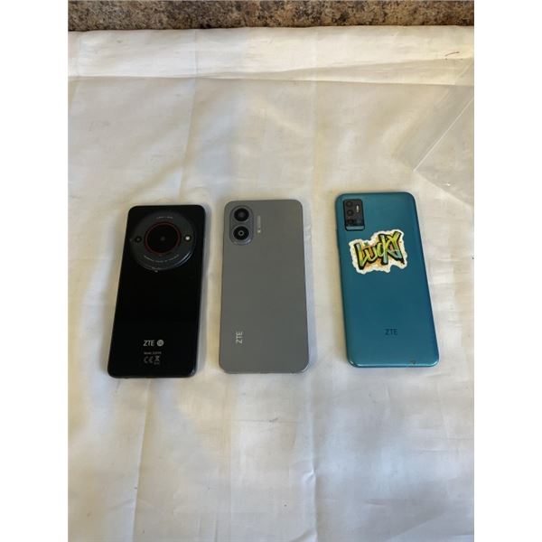 3 ZTE CELLPHONES INCLUDING A ZTE BLADE A75 5G