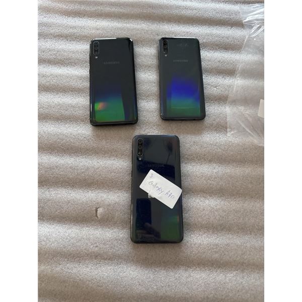 3 SAMSUNG GALAXY A70 SMARTPHONES