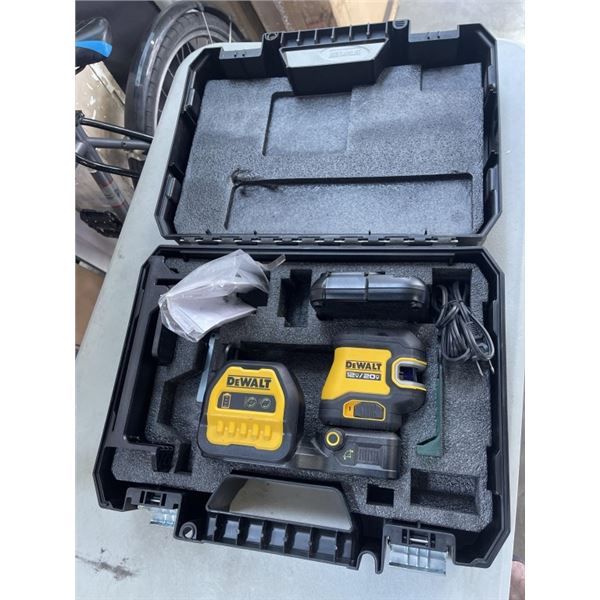 DEWALT LASER LEVEL IN CASE - WORKING
