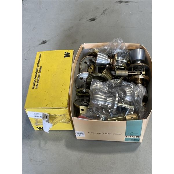 VINTAGE DOOR KNOBS AND BOX OF BRACKETS