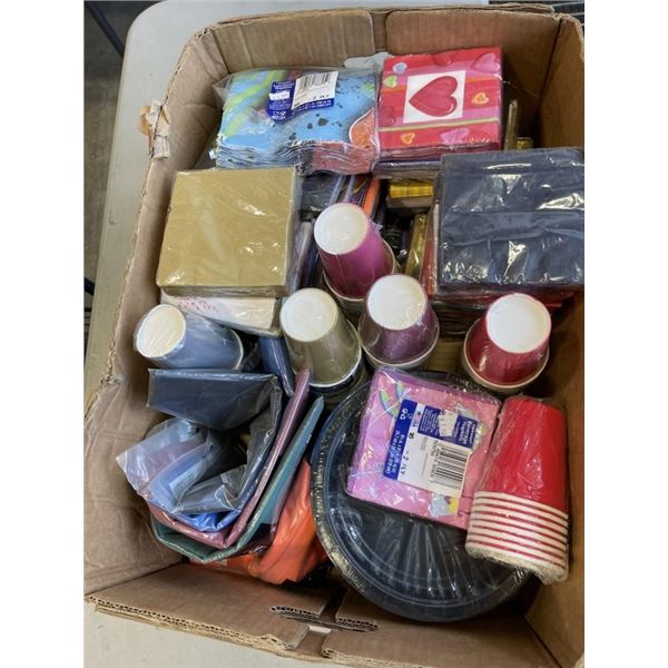 TRAY OF DISPOSABLE PICNIC PLATES, CUPS, ETC