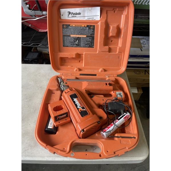 PASLODE FRAMING NAILER IN CASE W/ BATTERY AND CHARGER - WORKING
