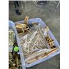 Image 7 : 4 TOTES OF WEDDING/ PARTY SUPPLY ITEMS