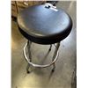 Image 3 : BLACK LEATHER SHOP BENCH