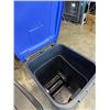 Image 3 : LARGE GARBAGE AND RECYLING BIN