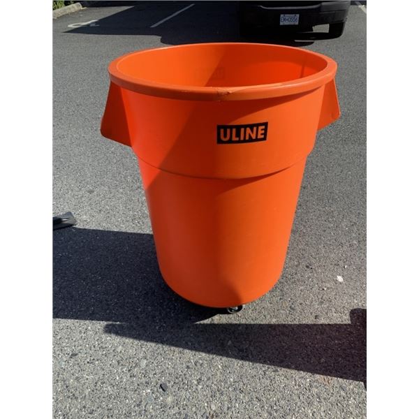 BRUTE 45 GALLON GARBAGE CAN WITH DETACHABLE DOLLY