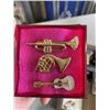 Image 4 : 6 RINGS AND 5 BROOCHES
