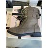 Image 2 : 5 NEW PAIRS OF ASSORTED SIZE SHOES