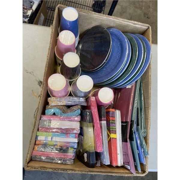 TRAY OF DISPOSABLE PICNIC PLATES, CUPS, ETC