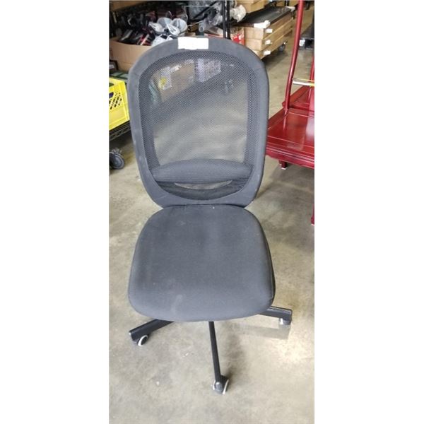 BLACK MESH BACK ROLLING OFFICE CHAIR
