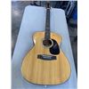 Image 3 : CARIBOO TRAY AND ACOUTSTIC GUITAR