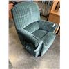 Image 2 : GREEN FABRIC LAZY BOY RECLINER